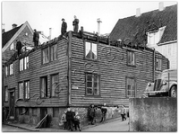 Nedre Strandgate 10. Huset ble revet i februar 1960. Bakken til høyre er Bekkegata. Foto: Stavanger Byarkiv.